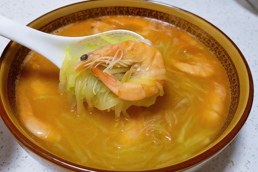 Bát canh miến tôm củ cải xanh nóng hổi, ngọt thanh và ấm bụng – món ăn giúp thanh phổi, dưỡng da trong tiết trời hanh khô.