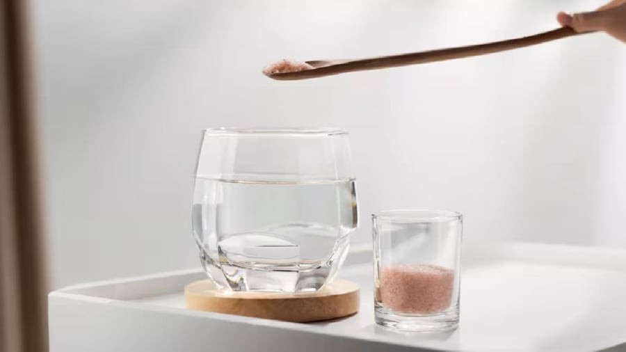 Uống nước muối ấm vào buổi sáng mang lại nhiều lợi ích cho sức khỏe.