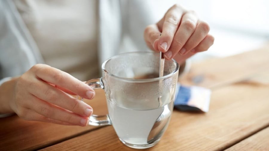 Bạn có thể pha một cốc nước muối loãng để uống vào buổi sáng.