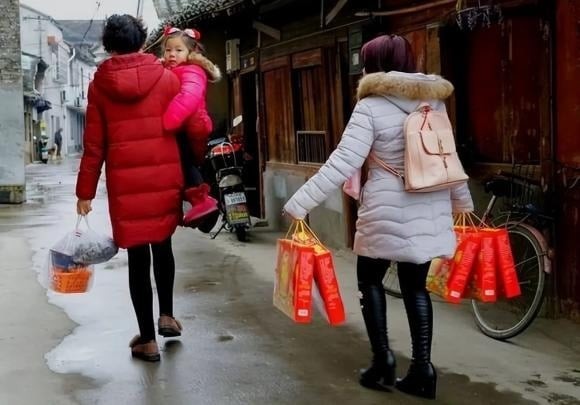 Quan hệ họ hàng vốn phức tạp, đặc biệt trong các dịp lễ Tết, khi các danh xưng như bác, thím, dì, mợ, dượng…