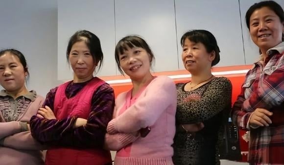 Thứ hai là chồng của cô ruột. Trong xã hội xưa, tư tưởng “trọng nam khinh nữ” phổ biến, con gái đi lấy chồng được xem là “người ngoài” và ít khi trở về thăm nhà.