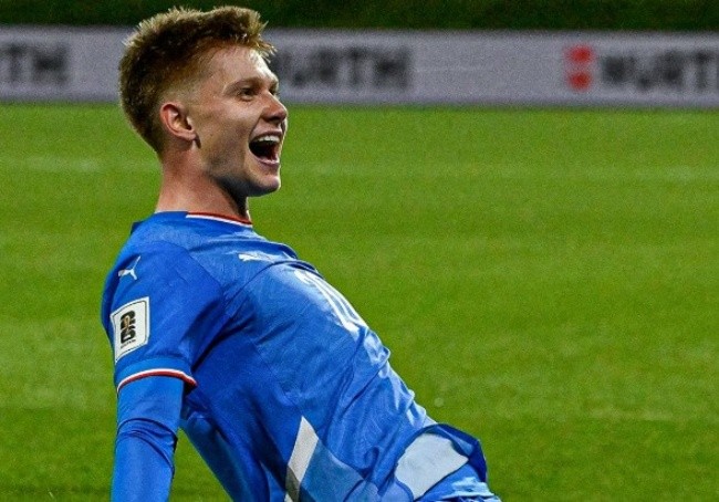 Kristian Hlynsson xé lưới tuyển Pháp.