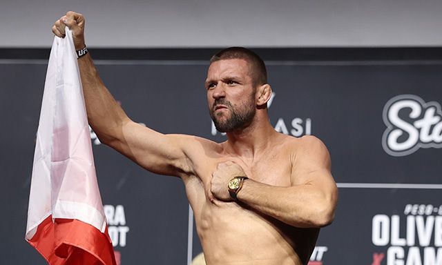 Mateusz Gamrot trong trận đấu với Charles Oliveira