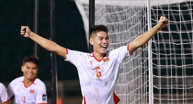Hiểu Minh góp phần vào bàn thắng duy nhất của trận đấu.