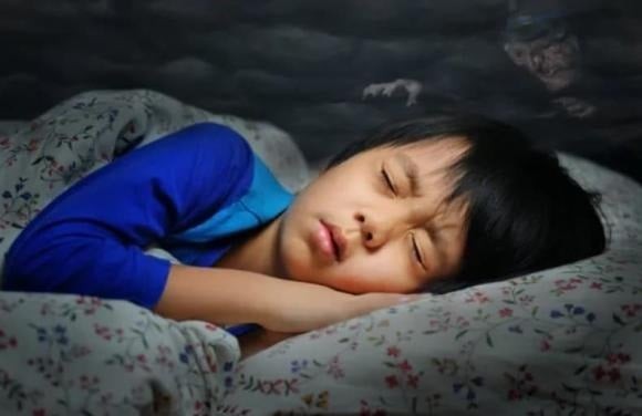Nghiên cứu chỉ ra rằng ánh sáng có độ rọi trên 5 lux, đặc biệt là ánh sáng xanh (bước sóng 400–500 nm) với nhiệt độ màu cao, có thể làm giảm melatonin, khiến trẻ khó ngủ.