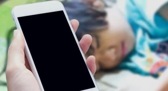 Các nghiên cứu trên người cũng chưa tìm thấy mối liên hệ trực tiếp giữa ánh sáng màn hình và dậy thì sớm.