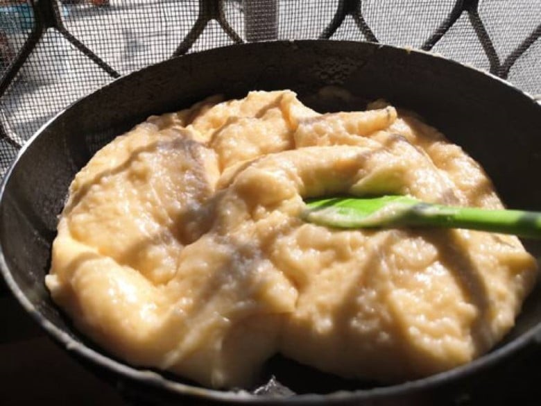 Khuấy bột làm vỏ bánh su kem