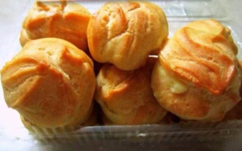 Nướng bánh cho đến khi có màu vàng hơi đậm thì tắt lò