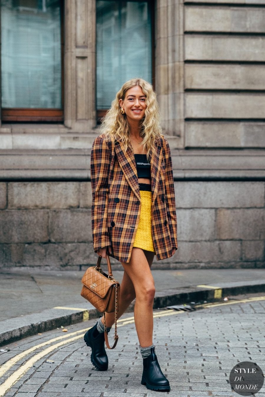 Một chiếc blazer suông nhẹ, phối cùng chân váy hoặc quần ống suông là lựa chọn an toàn nhưng vẫn rất thanh lịch.