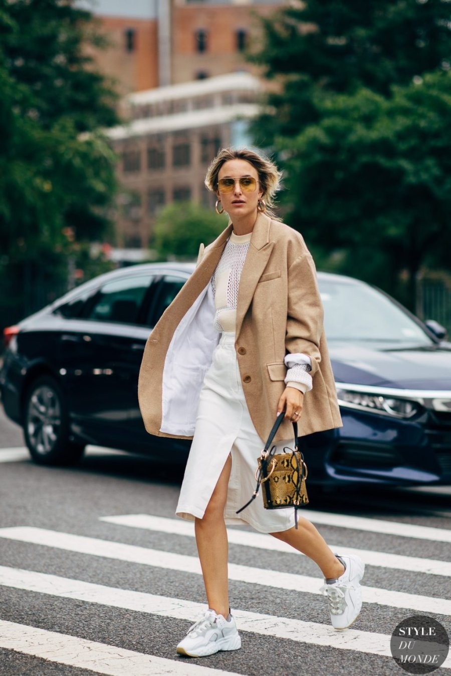 Một chiếc blazer dáng dài vừa phải, màu trung tính, phối cùng áo trong đơn giản chính là công thức gọn gàng và tinh tế cho dáng quả táo.