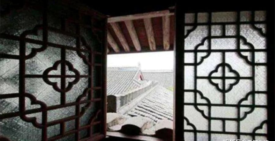 Người xưa rất chú trọng đến thiết kế của cửa sổ, họ dựng mái hiên sâu, mái hiên rộng để nước mưa không dễ tạt vào cửa sổ. (Ảnh minh họa)