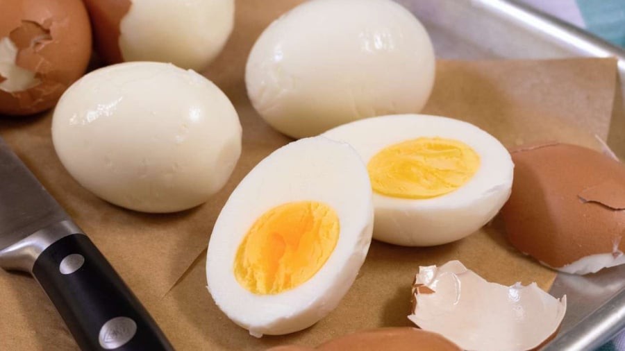 Ăn trứng sai cách có thể gây hại cho sức khỏe, làm tăng lượng cholesterol trong cơ thể.