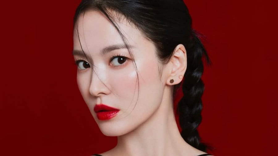 Buổi tối, khi da đã tiếp xúc với khói bụi, lớp trang điểm và dầu thừa, mới là lúc cần làm sạch sâu bằng sữa rửa mặt.