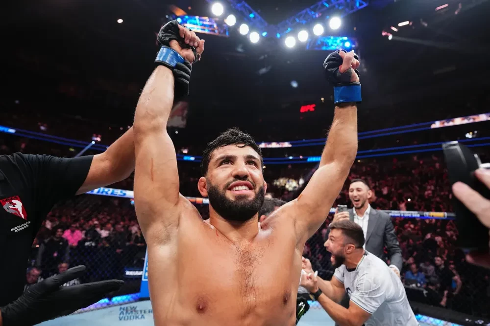 Arman Tsarukyan ăn mừng sau khi được công bố thắng cuộc tại UFC 300.