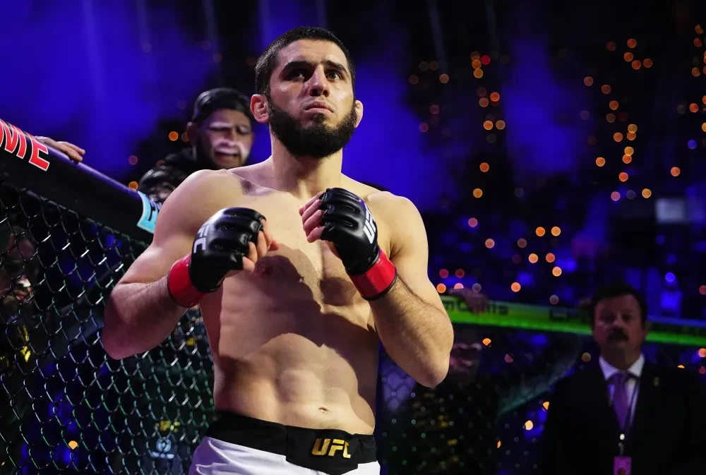 Võ sĩ Islam Makhachev và Renato Moicano đối mặt nhau trước sự kiện UFC 311.