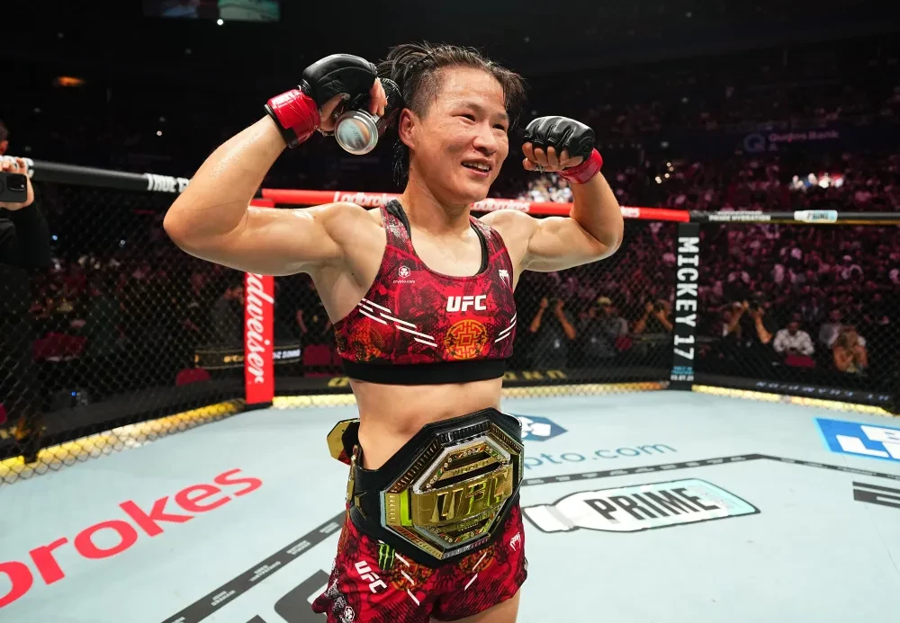 Trương Vĩ Lệ (Zhang Weili) ăn mừng chiến thắng tại UFC 312.