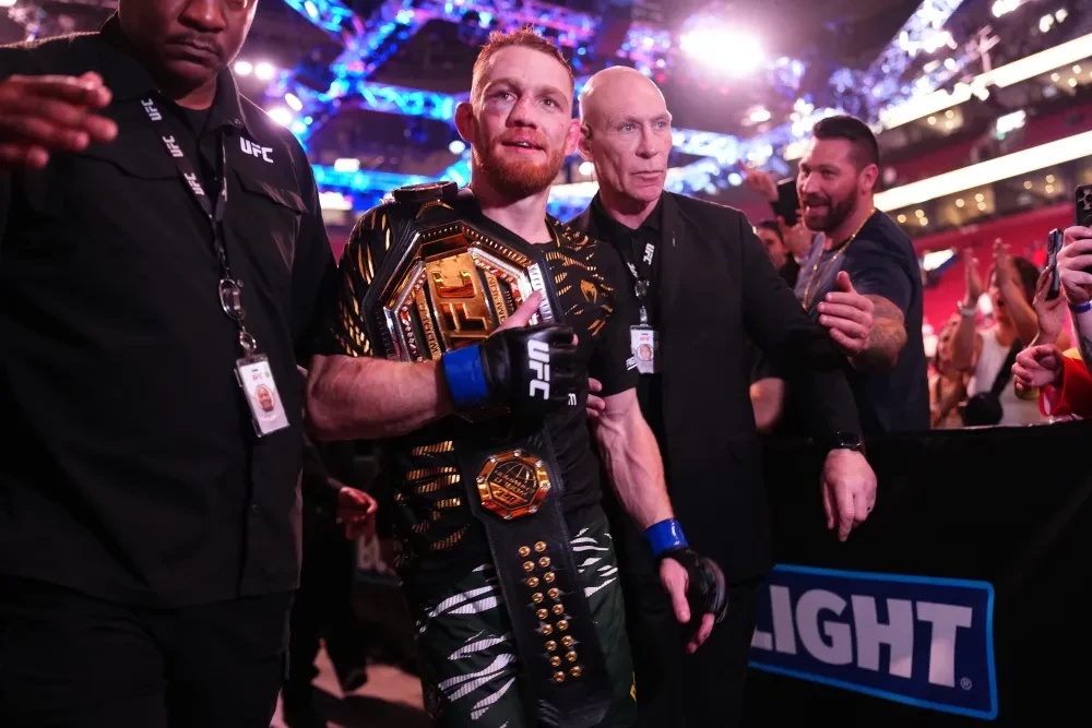 Jack Della Maddalena ăn mừng sau chiến thắng trước Belal Muhammad tại UFC 315.