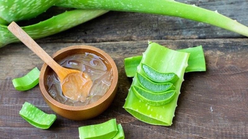 Các enzyme tự nhiên trong nha đam có tác dụng làm sạch tế bào chết và loại bỏ bã nhờn, giúp da đầu thông thoáng hơn