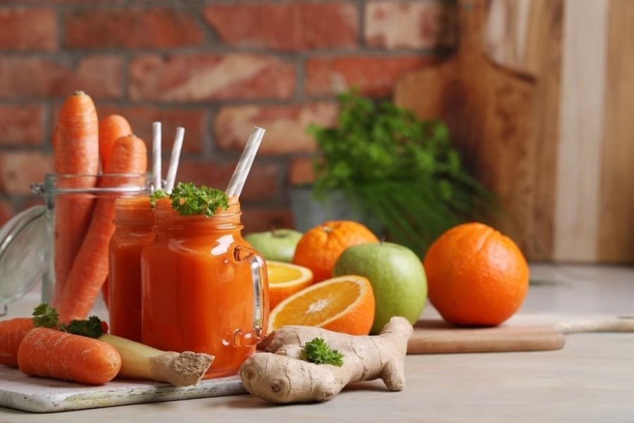 Cà rốt chứa lượng beta-carotene và vitamin A dồi dào, giúp bảo vệ tế bào da khỏi quá trình oxy hóa và kích thích tăng sinh collagen tự nhiên. Uống nước ép cà rốt đều đặn giúp da sáng khỏe, hồng hào và giảm sạm nám.
