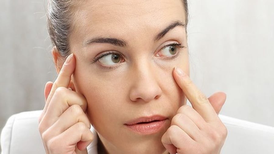 Để duy trì vùng da mắt khỏe mạnh, cần kết hợp chế độ ngủ nghỉ hợp lý, ăn uống cân bằng. Ảnh minh họa