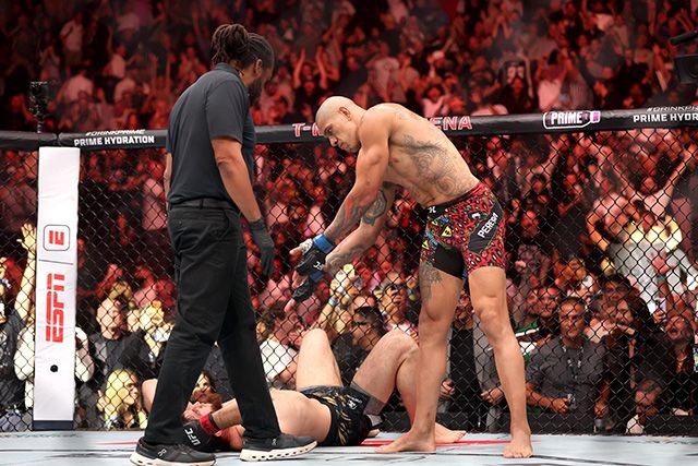 Jiri Prochazka đang quan sát trận đấu tại UFC 320