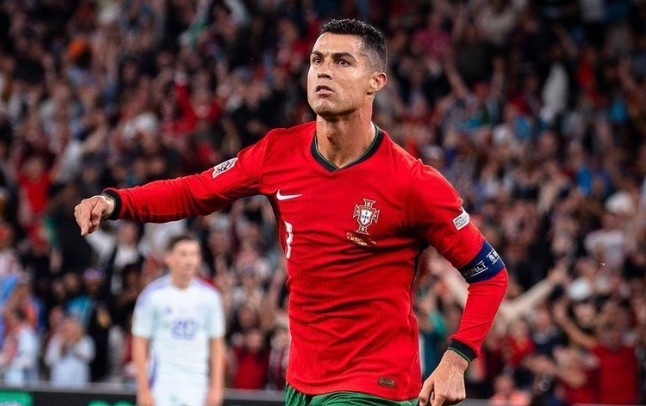 Ronaldo lập cú đúp bàn thắng.