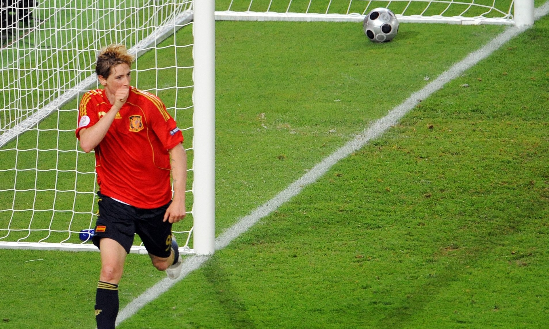 Khoảnh khắc Torres ghi bàn thắng vàng trong trận chung kết Euro 2008, đưa anh lên đỉnh cao thế giới.