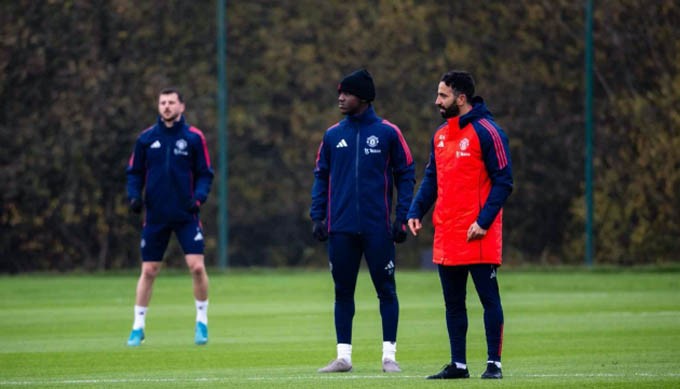 Amorim dùng sơ đồ 3-4-3 ở buổi tập đầu tiên cùng MU.