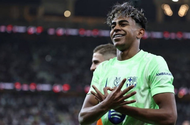 Yamal và các đồng đội phải di chuyển hơn 10 ngàn Km để đá