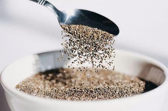 Trong 2 muỗng canh hạt chia có khoảng 10g chất xơ – tương đương 40% nhu cầu chất xơ mỗi ngày.