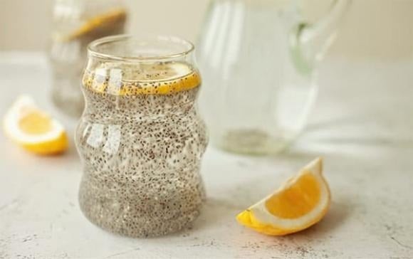 Nếu bạn đang trong hành trình giảm cân, thời điểm lý tưởng để uống hạt chia là trước bữa ăn khoảng 20 – 30 phút.