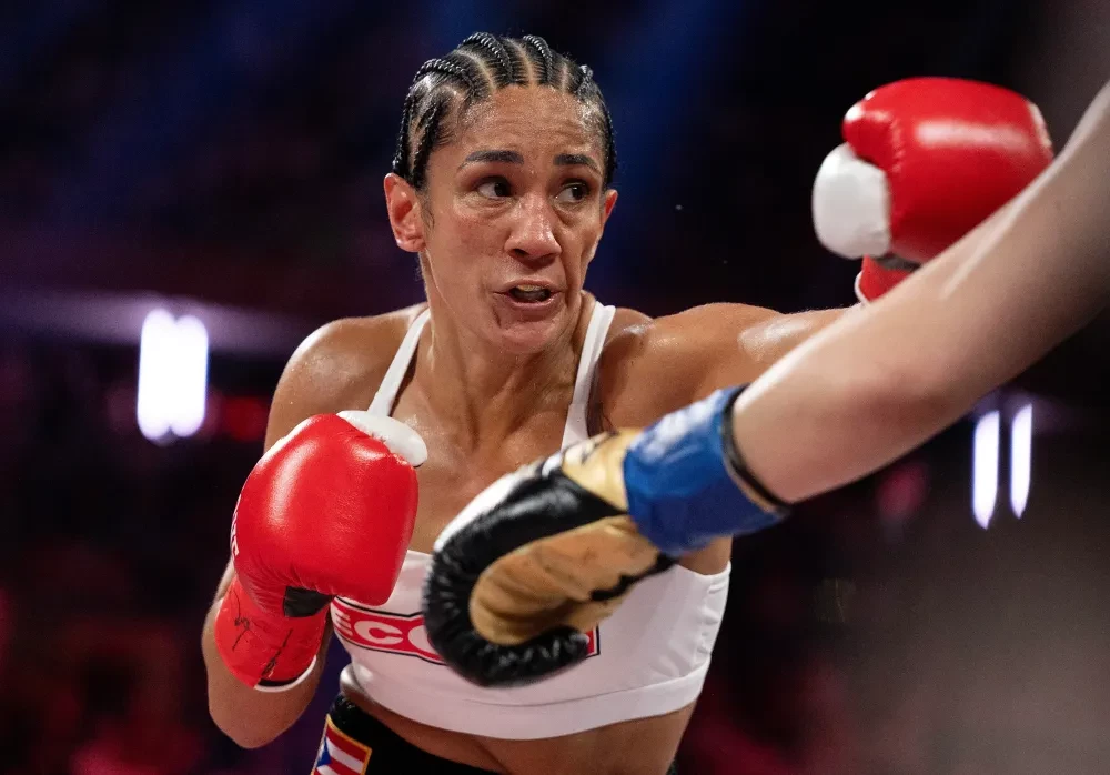 Amanda Serrano đang ăn mừng chiến thắng