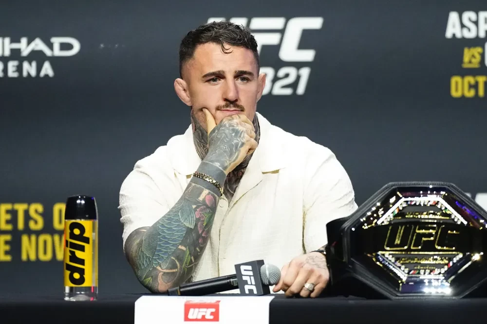 Tom Aspinall tại buổi họp báo UFC 321