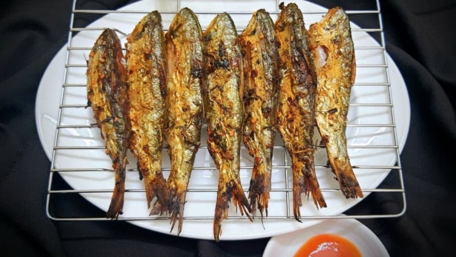 Nhắc đến cá mòi, nhiều người nghĩ ngay đến món cá mòi kho nghệ hay rán giòn vàng ruộm – món ăn gắn liền với ký ức bữa cơm quê