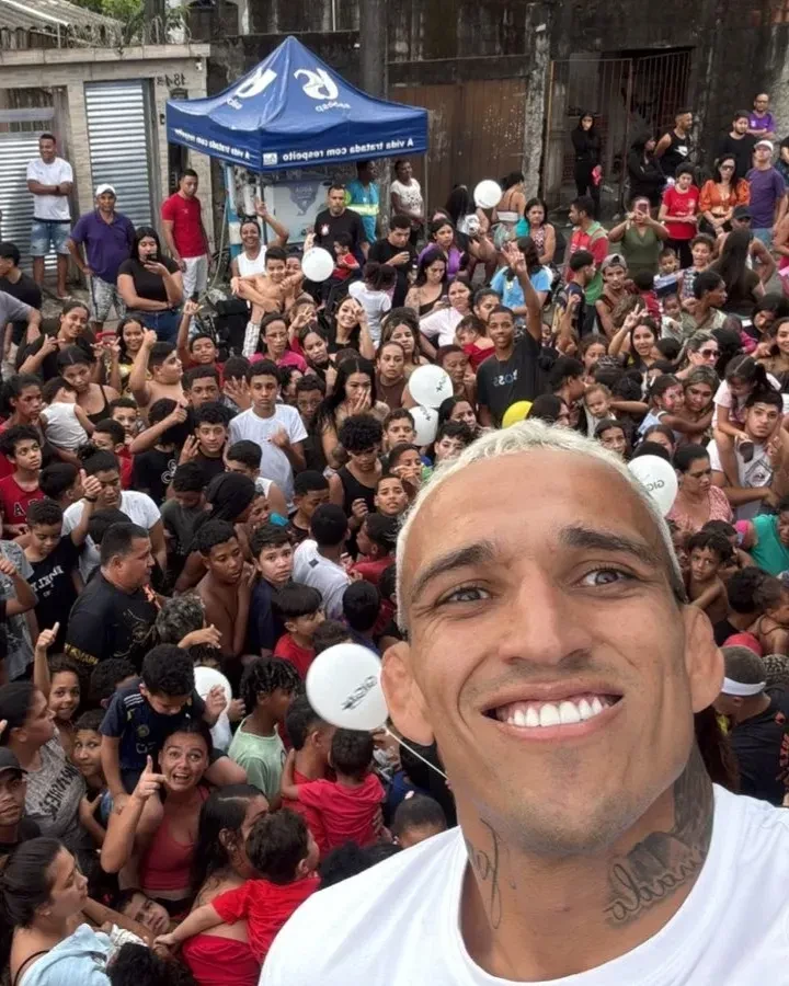 Charles Oliveira chơi đùa cùng trẻ em tại quê nhà