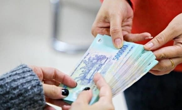 Đối mặt với khó khăn của đội ngũ cán bộ, công chức, đặc biệt là tình trạng “chảy máu chất xám” do mức thu nhập thấp hơn khu vực tư nhân, Chính phủ đã có những động thái cụ thể.