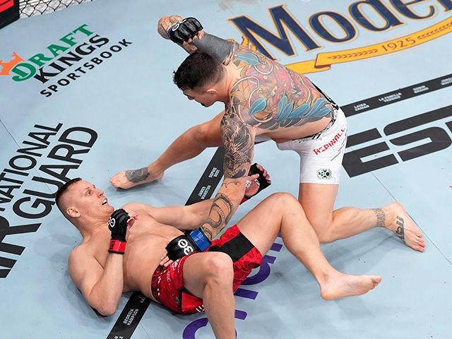 Tom Aspinall trong lồng bát giác UFC