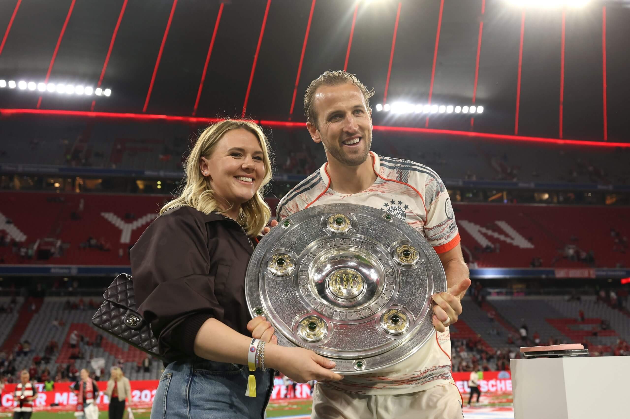 Harry Kane ăn mừng danh hiệu lớn đầu tiên trong sự nghiệp cùng gia đình tại sân Allianz Arena.