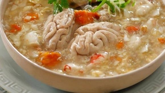 Ngay cả người khỏe mạnh cũng nên hạn chế tối đa việc ăn óc lợn.