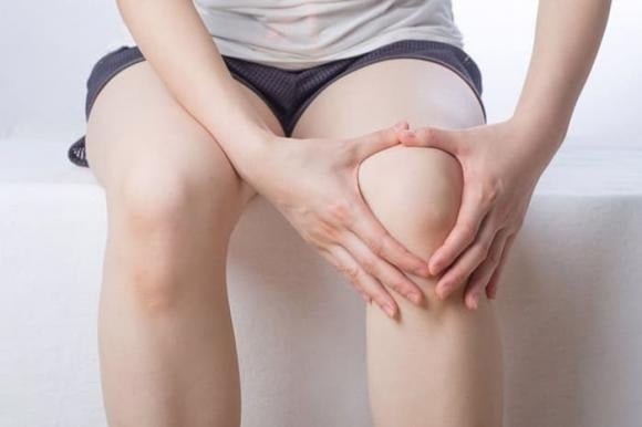 Khác với đau khớp thông thường, viêm khớp dạng thấp là bệnh tự miễn — hệ miễn dịch của cơ thể tấn công chính các mô khớp, gây viêm, sưng và biến dạng khớp theo thời gian.