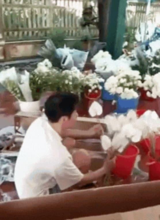 Bên trong nhà Đỗ Thị Hà, đội trang trí hoa đã tiến hành thi công từ chiều 15/10.