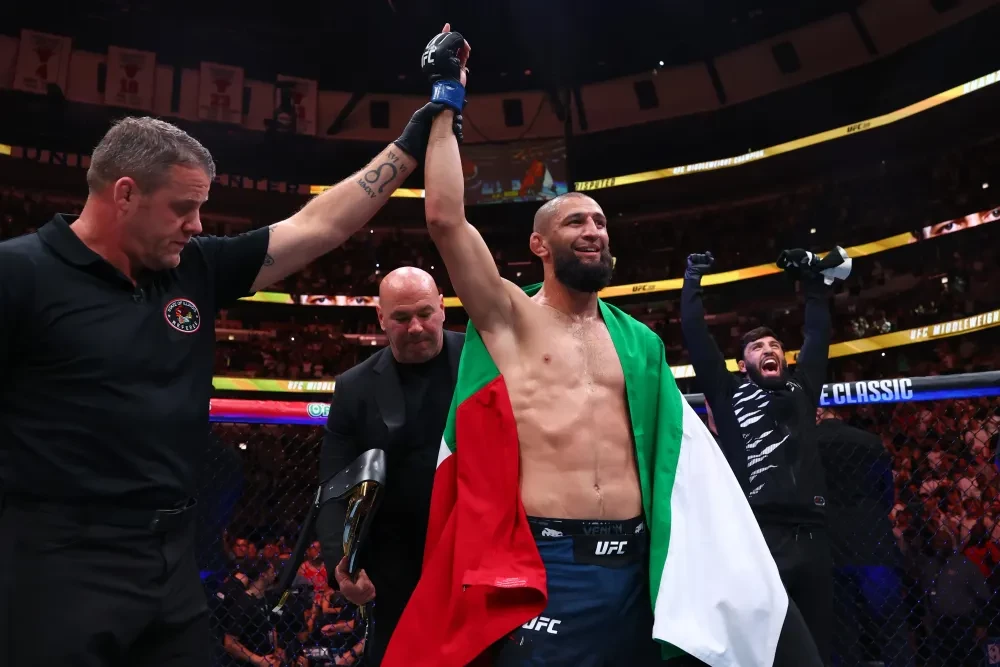 Khamzat Chimaev trong trận đấu với Dricus du Plessis tại UFC 319