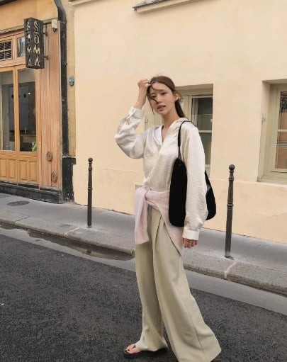 Chất liệu satin nhẹ nhàng, bắt sáng nhẹ mang đến nét nữ tính bay bổng.