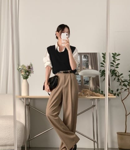 Hãy hoàn thiện bằng thắt lưng da và giày đen để tăng độ sang xịn cho tổng thể.