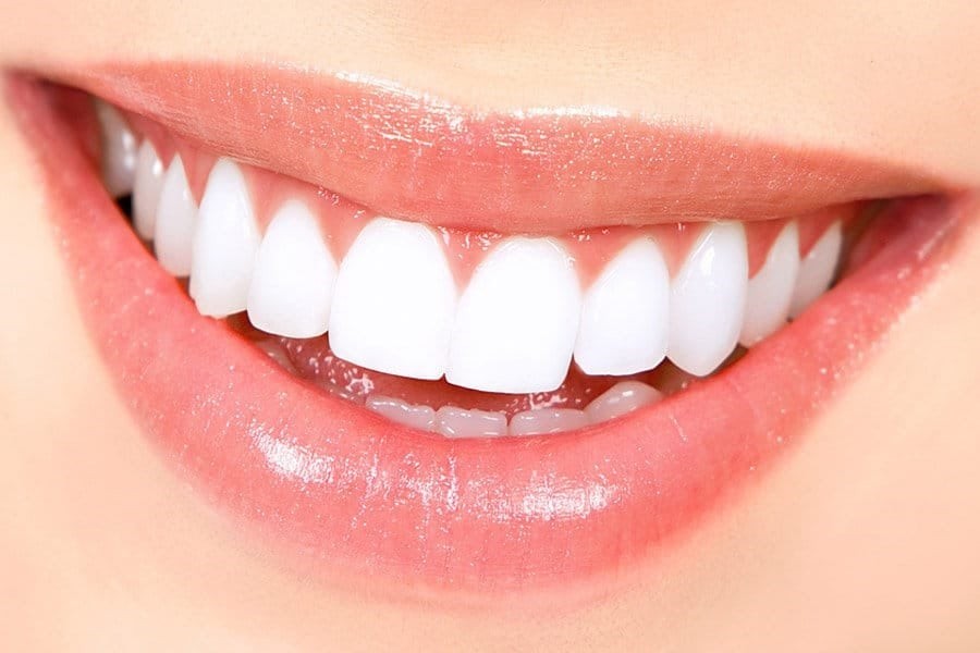 Bằng cách duy trì thói quen đánh răng đúng cách, kết hợp các mẹo tự nhiên an toàn và tránh những tác nhân gây xỉn màu, bạn sẽ luôn tự tin với nụ cười tươi sáng mỗi ngày.