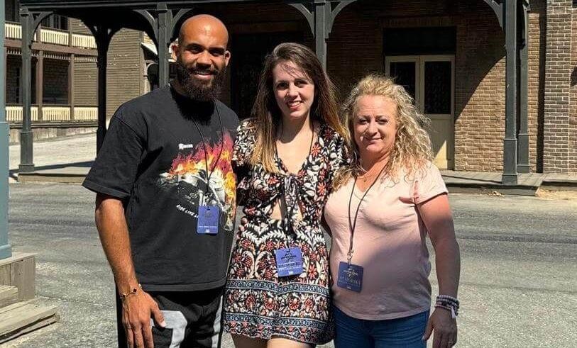 Mbeumo bên cạnh gia đình.