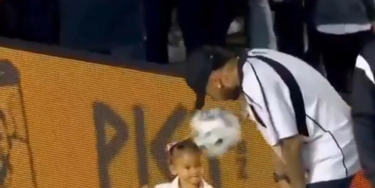 Khoảnh khắc con gái Neymar bị một quả bóng đập vào đầu. 