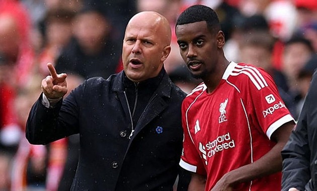 Arne Slot tin Alexander Isak đã sẵn sàng cống hiến cho Liverpool.