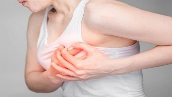 Khối u hoặc những thay đổi bất thường ở ngực là triệu chứng đặc trưng của ung thư vú.