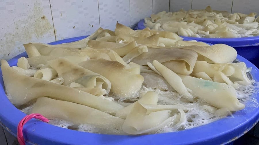 Sơ chế bì lợn và chế biến nhiều món ăn ngon